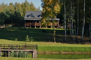 Pokylių salė iš toli, Bogdano Sodyboje